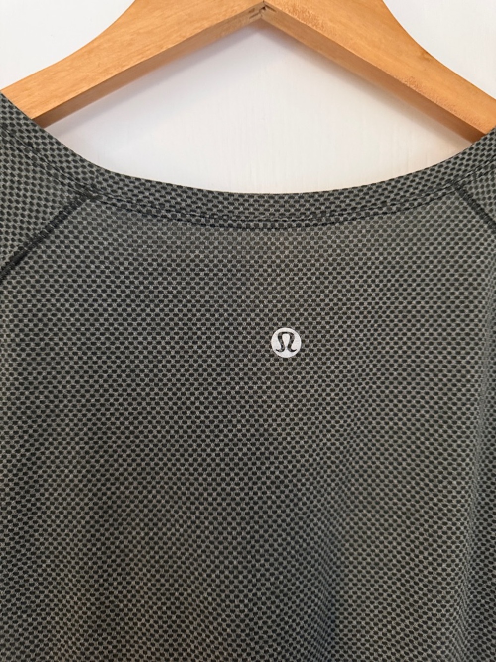 Lululemon Open Up Tie-Back Tee Heathered Camo Green no size dot, but fits a size - Picture 8 of 9